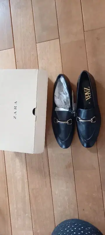 ZARA 블랙 로퍼 골드 금장 장식