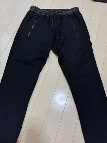 one gravity 인조 가죽 스웨트 팬츠