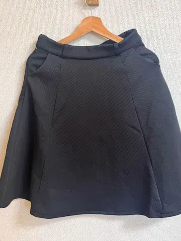 무릎 기장 플레어 스커트 블랙