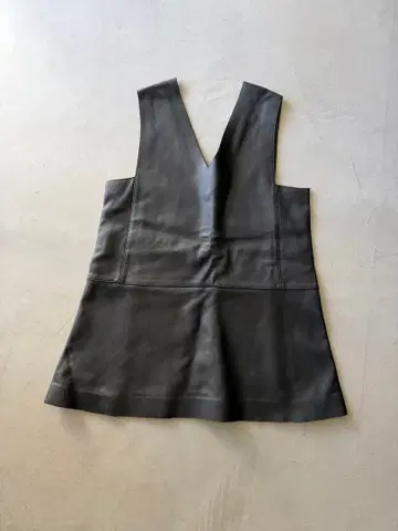 [ 투모로우랜드 BACCA ] 램 가죽 V 넥 베스트 38