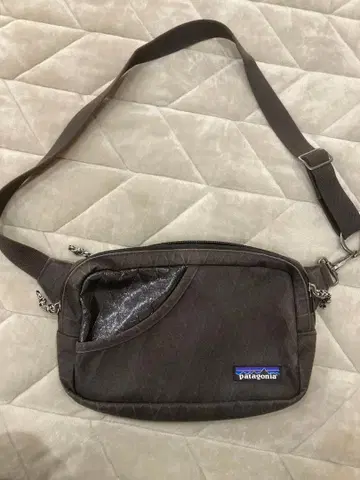 patagonia 바디백 다크 그레이