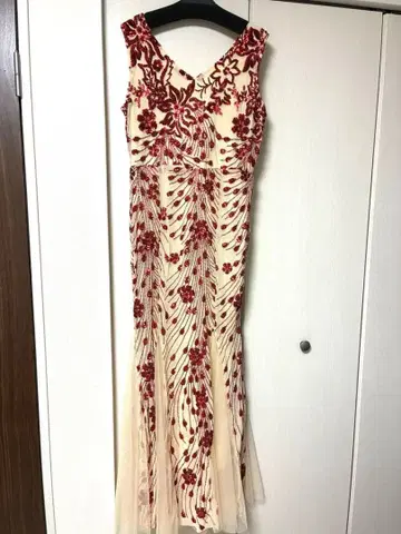 자수 장식 머메이드 드레스 베이지/빨간색