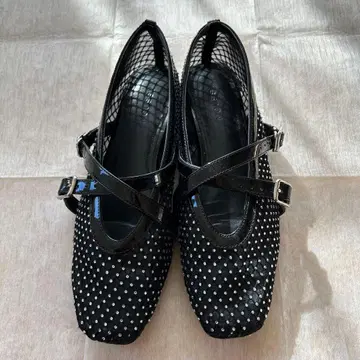 스팽글 장식 블랙 펌프스