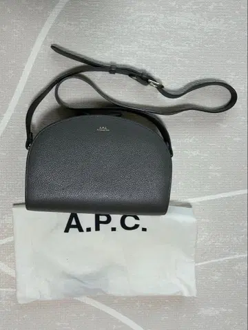 A.P.C. 하프문 가죽 숄더백