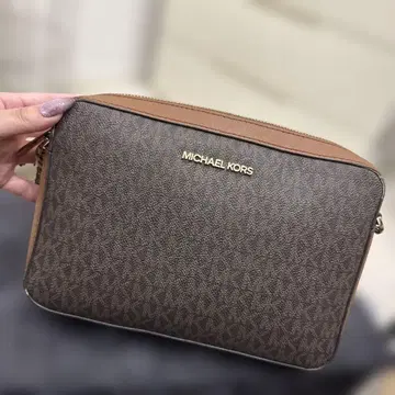 MICHAEL KORS 브라운 숄더백