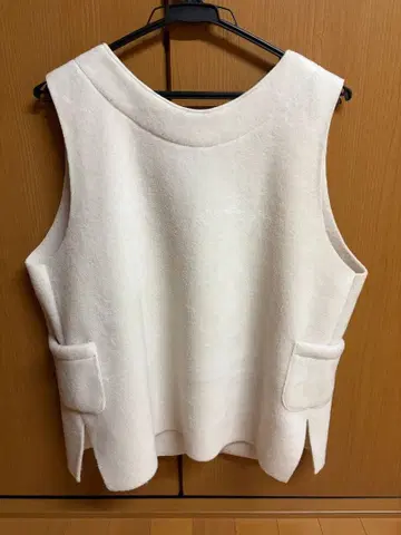 화이트 플리스 니트 베스트