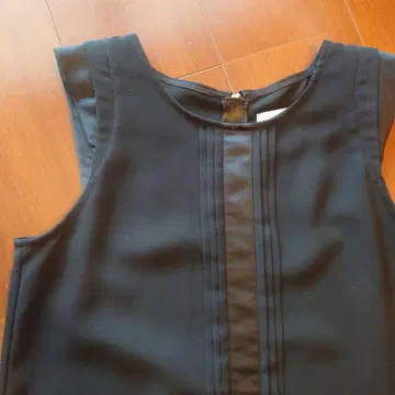 블랙 슬리브리스 셔츠