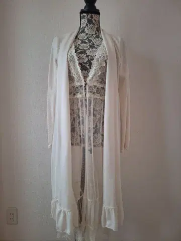 엑시즈팜 레이스 겹침 롱 가운