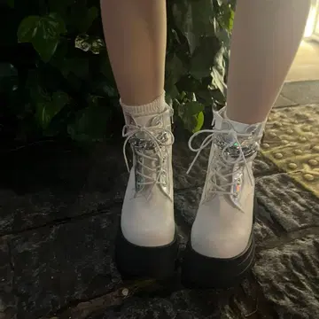 하라주쿠 다케시타 거리 화이트 부츠 메탈