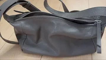 ear 그레이 숄더백