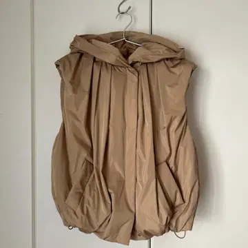 베이지 후드 부착 다운 베스트