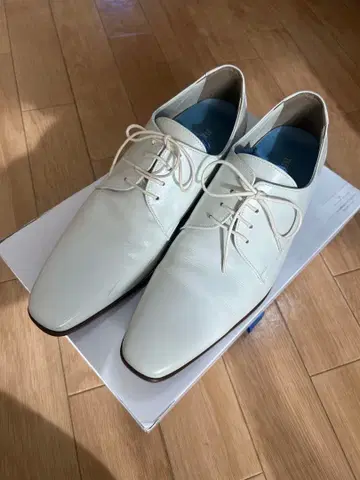 화이트 가죽 드레스 슈즈