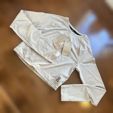 On 새상품 숏 기장 긴팔 상의