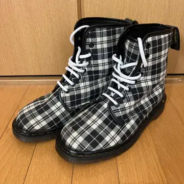 닥터마틴 체크 무늬 8홀 부츠