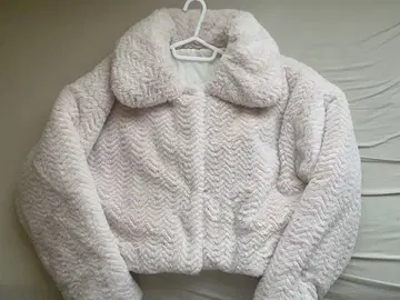 화이트 보아 자켓 카라 부착