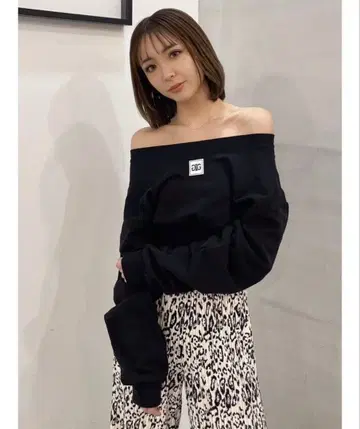 제이다 Symmetry GYDA 패치 숏 맨투맨 상의