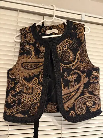 LE JARDIN BLANC 블랙 골드 페이즐리 베스트