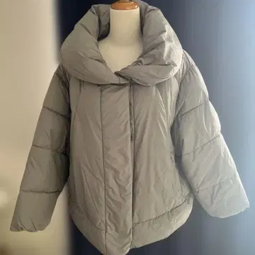 스콧 클럽 그레이 볼륨 옷깃 다운 자켓