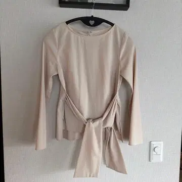 베이지 리본 포함 긴팔 상의