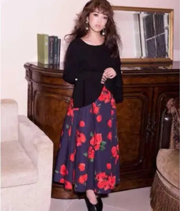 eimy istoire 에이미 이스트 월 / 꽃무늬 네이비 플레어 스커트