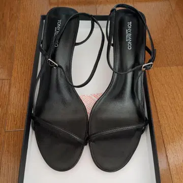 TONY BIANCO 블랙 샌들 6 사이즈