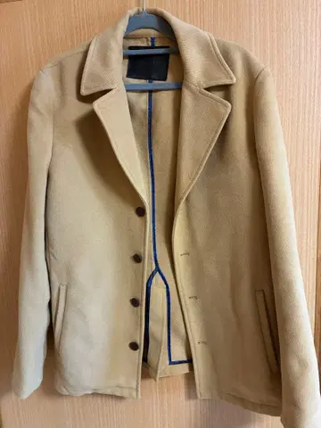 베이지 피 코트 스타일