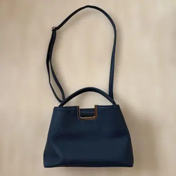 네이비 합성 피혁 숄더백