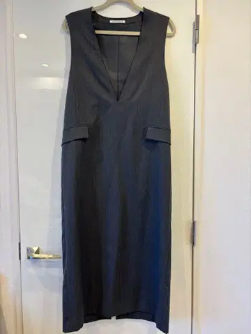 [ 새상품급 ] 다크 그레이 V넥 슬리브리스 롱 드레스