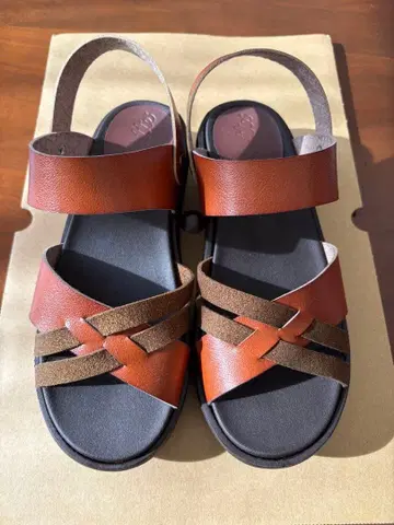 브라운 크로스 스트랩 샌들 S 사이즈