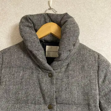 그레이 버튼 달린 숏 기장 다운 자켓