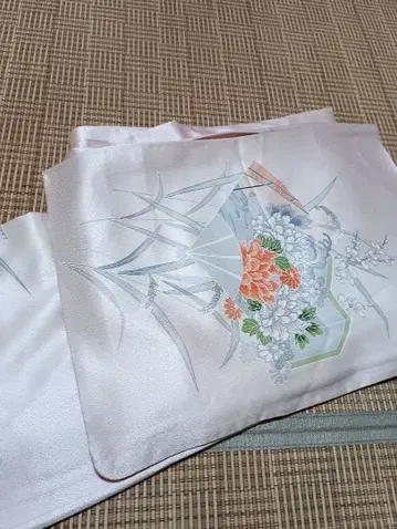 연한 핑크 꽃무늬 자수 기모노