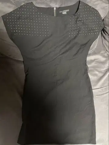 Armani Exchange 스터드 장식 블랙 반팔 원피스