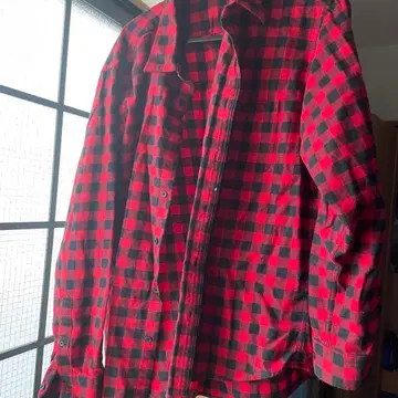 빨간색과 블랙 체크 무늬 긴팔 플란넬 셔츠