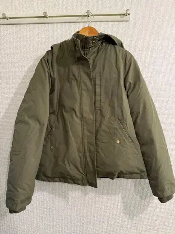올리브색 다운 자켓