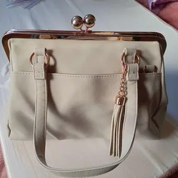 가마구치 숄더백 플랩식 태슬 포함