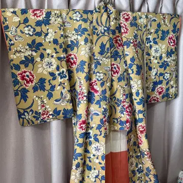 앤티크 부드러운 겨자색 춤추는 파랑과 복숭아색 풀꽃 나비 코몬