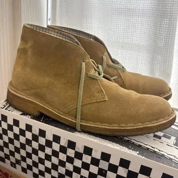 클락스 스웨이드 처카 부츠