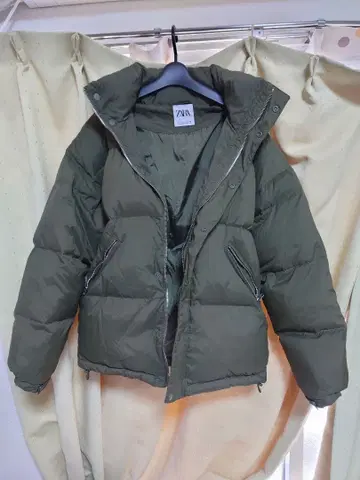 ZARA 올리브 그린 다운 자켓