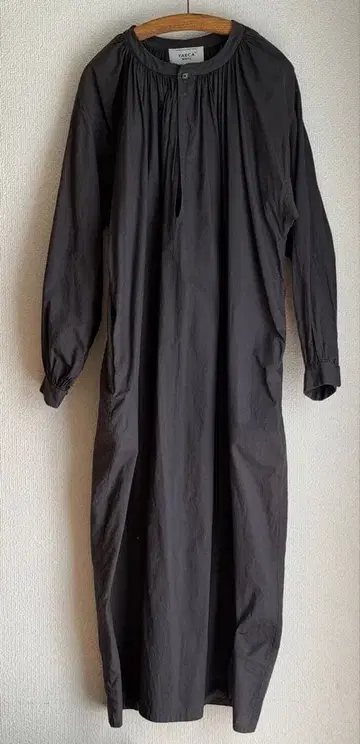 YAECA (야에카) WRITE 라인 개더 스모크 원피스