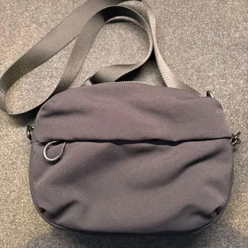 BEAUTY&YOUTH 블랙 숄더백 (코마츠 마테레)