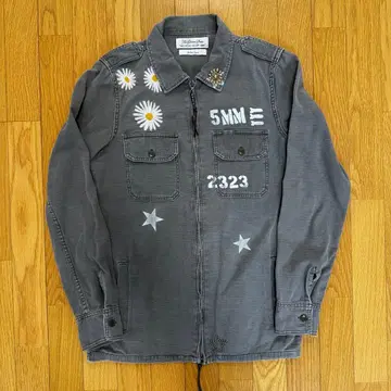 REMI RELIEF 긴팔 셔츠 스터드 자수 꽃무늬 밀리터리풍