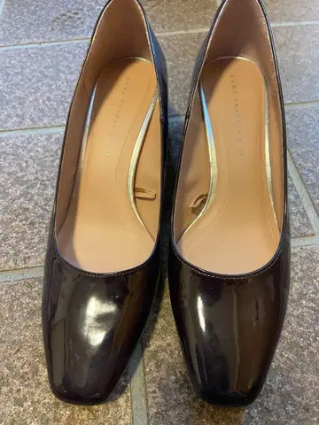 새상품급 ZARA 다크 퍼플 에나멜 하이힐