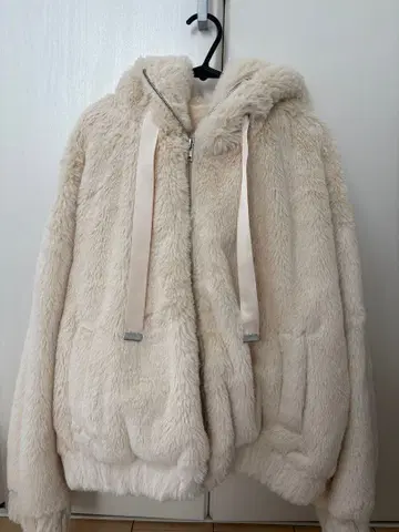 후드 부착 크림색 보아 자켓