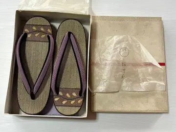 전통적인 조리 보라색과 베이지 디자인