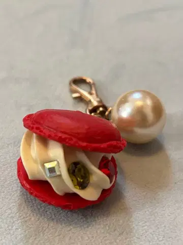 Q-pot. 스트로베리 마카롱 백참