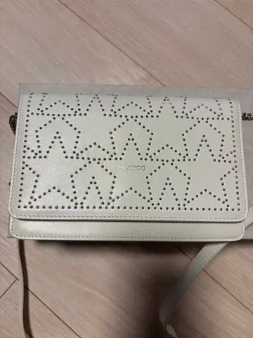 화이트 별 모양 스터드 숄더백