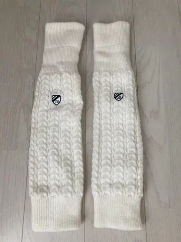 화이트 케이블 짜임 레그 워머 JB 로고