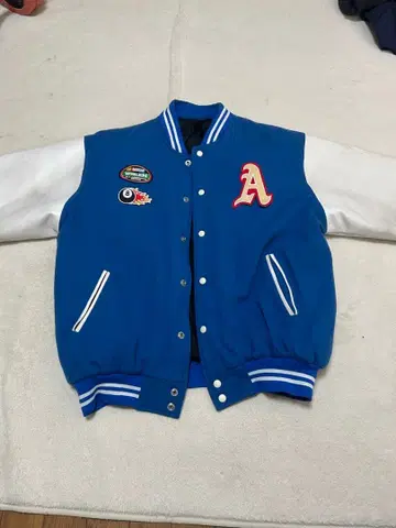 바시티 자켓 파랑과 화이트 자수 패치 포함