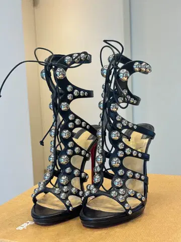 비쥬 장식 블랙 하이힐 35사이즈