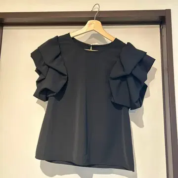 Re:EDIT 프릴 반팔 블랙 블라우스